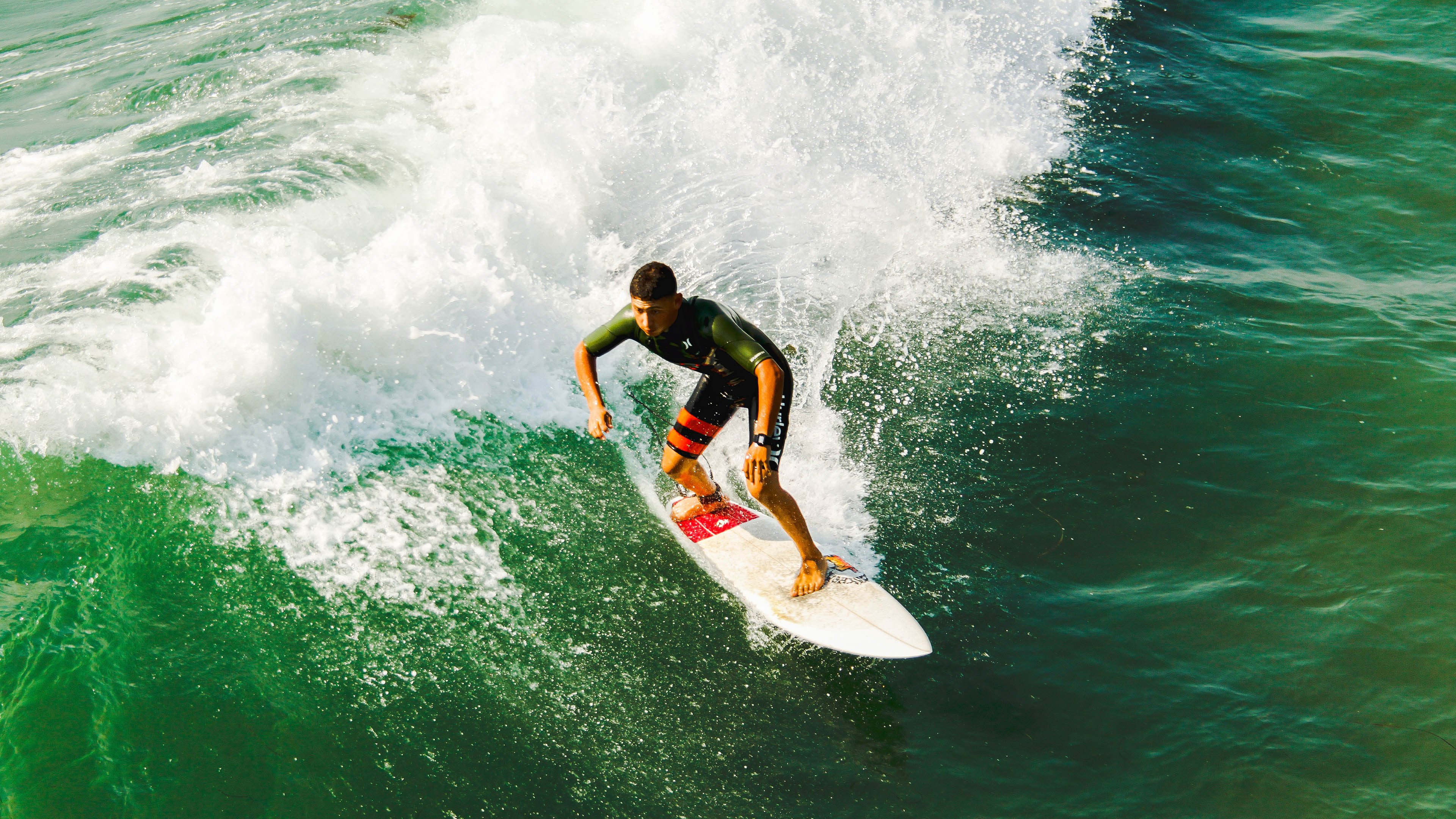 全国桨板公开赛 湖面上彩板成一道风景线
